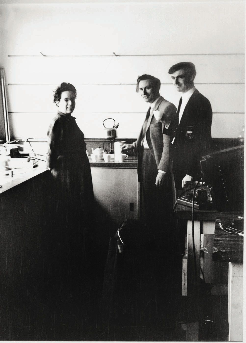 Foto di Maria Fidecaro, nel 1955, con Alec Merrison (poi sir Alec) e Alan Wetherell presso il “Nuclear Physics Research Laboratory” dell’Università di Liverpool.