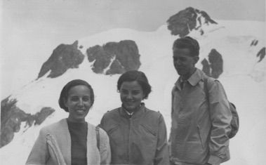 Foto di Maria Cervasi Fidecaro in montagna, in Val d'Aosta, con Carlo Bernardini e la moglie Silvia Tamburini, nei primi anni 50.